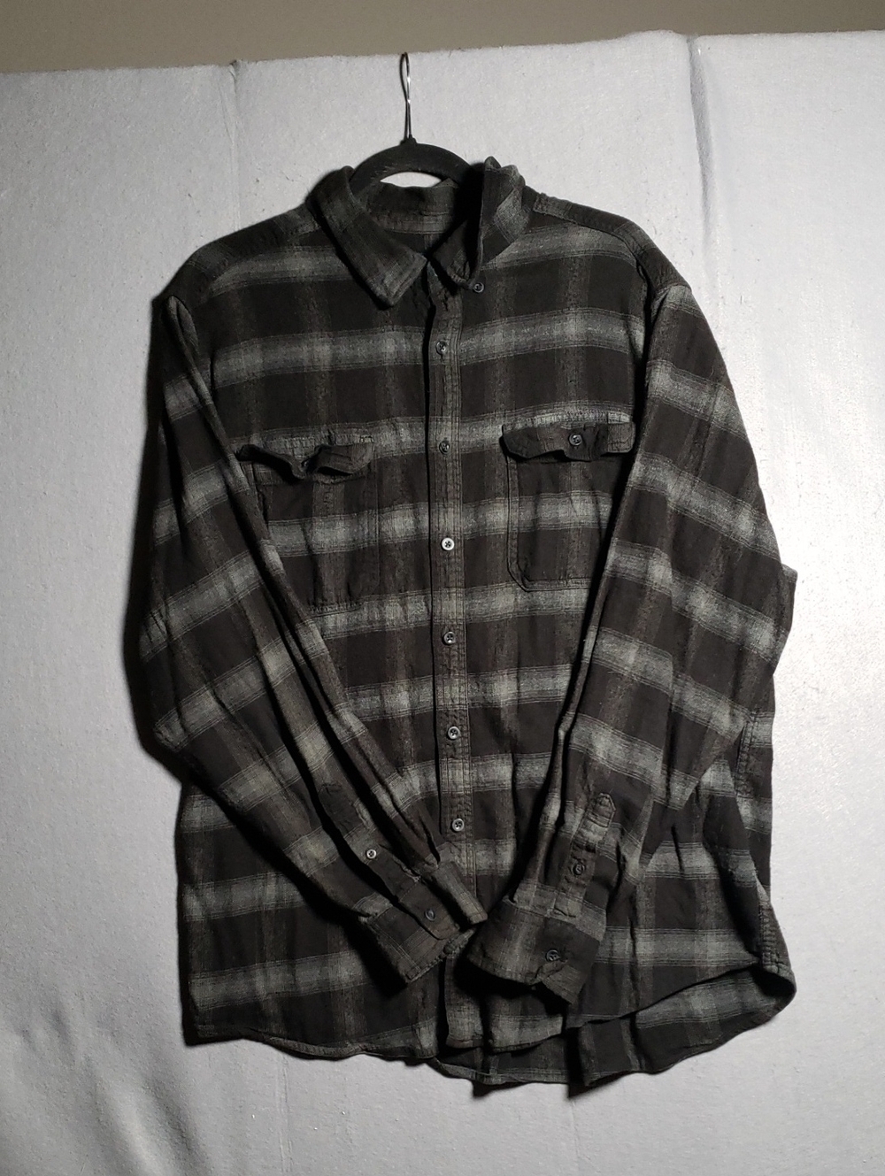 Men's Gray Plaid Long-Sleeve Button-Up Shirt